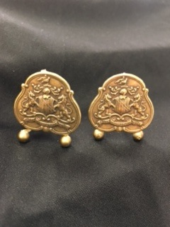 A32 MEDIUM ANTIQUE GOLD COAT OF ARMS