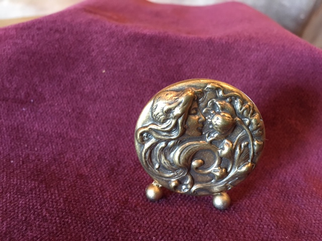 ANTIQUE GOLD ROUND LADY WITH FLOWER