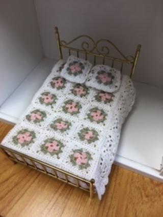 KB-4 White/green/pink bedspread