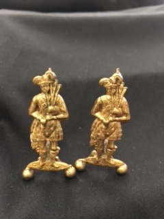 A47 ANTIQUE GOLD SCOTTISH PIPER